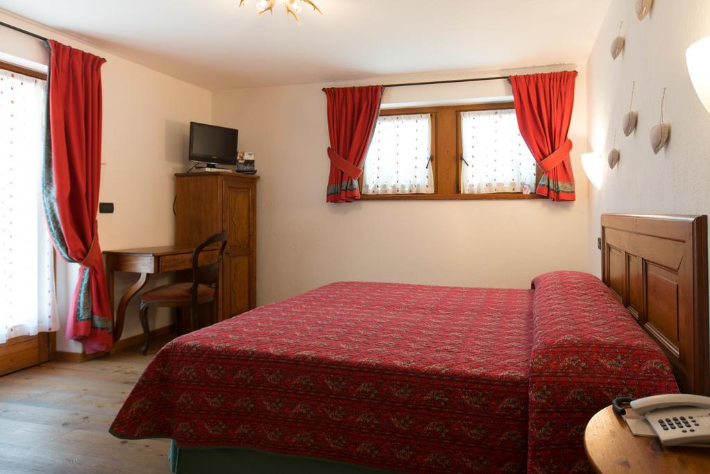 Hotel Lo Campagnar Courmayeur Exterior photo