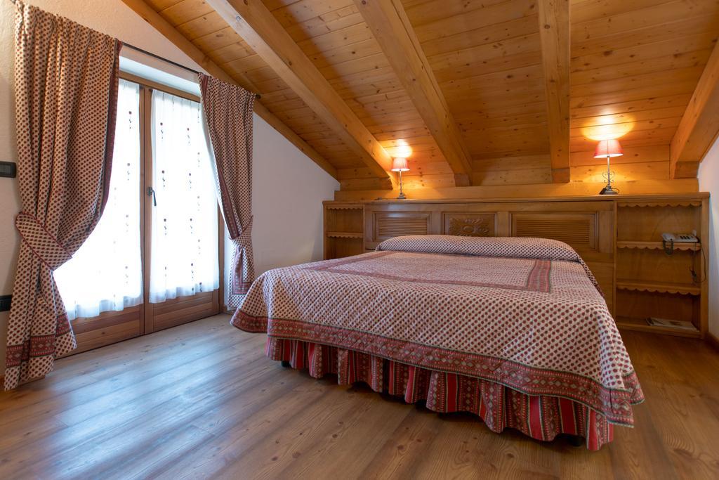 Hotel Lo Campagnar Courmayeur Exterior photo