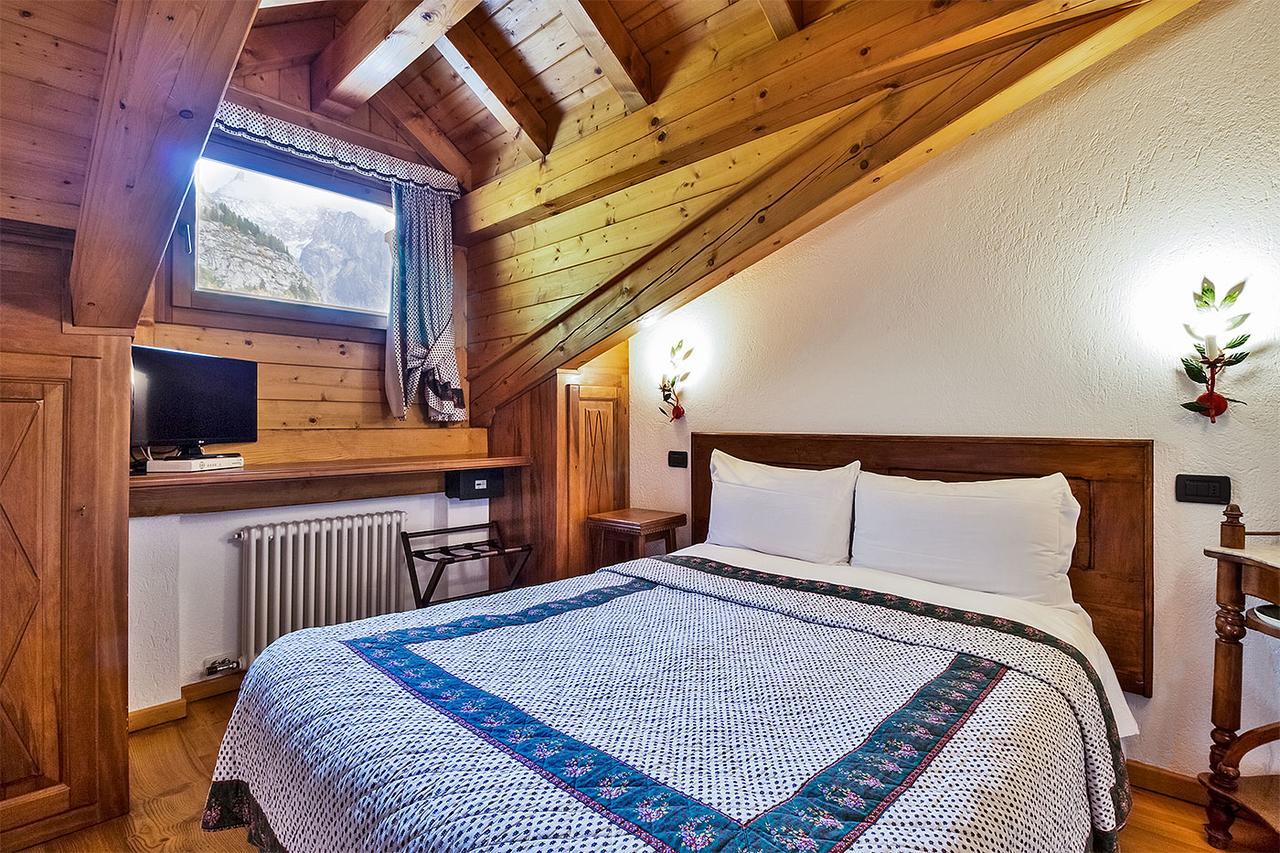 Hotel Lo Campagnar Courmayeur Exterior photo