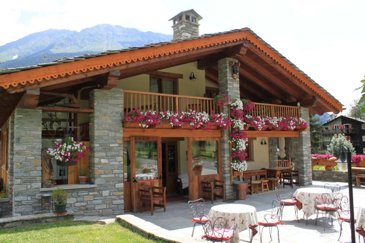 Hotel Lo Campagnar Courmayeur Exterior photo